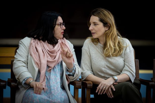 Șezătoare modernă - Femeile aduc PACEA