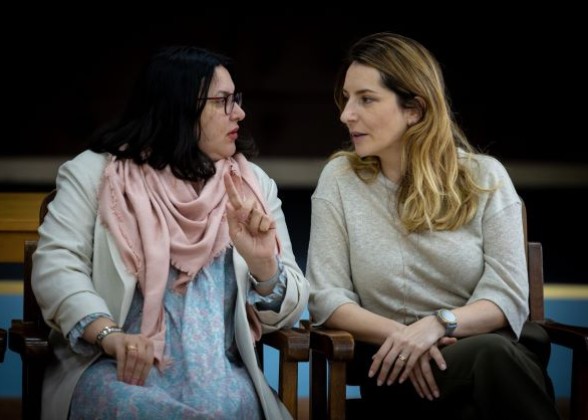 Șezătoare modernă - Femeile aduc PACEA